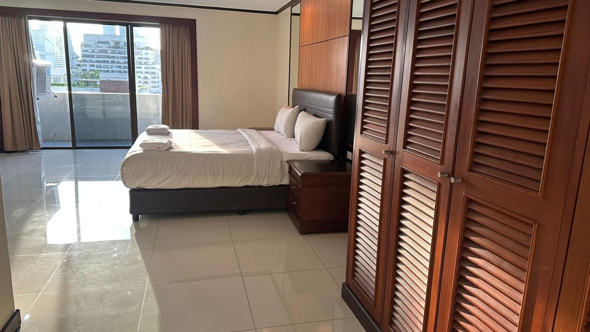 Affordable Serviced Apartments In Nana Omni Tower - Prime Sukhumvit Location 曼谷 外观 照片