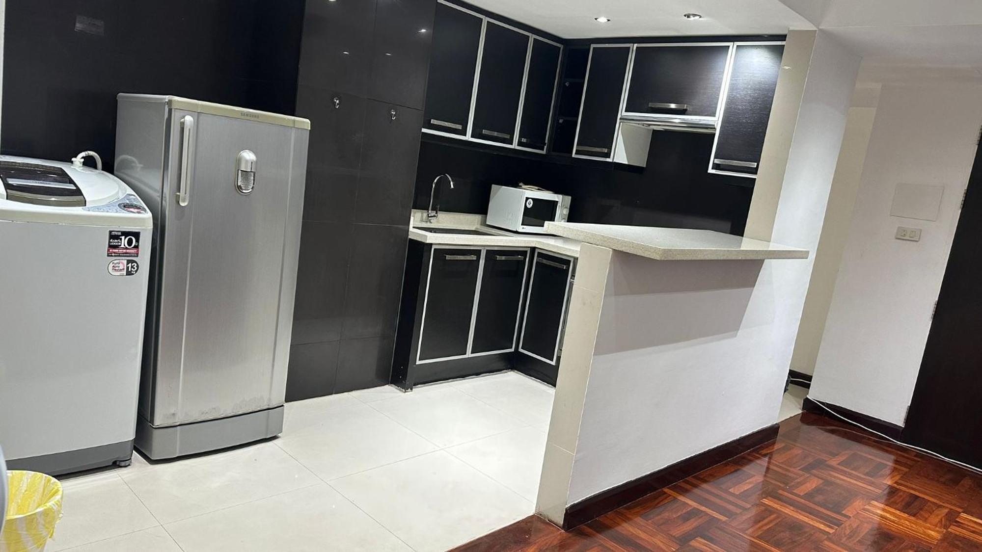 Affordable Serviced Apartments In Nana Omni Tower - Prime Sukhumvit Location 曼谷 外观 照片