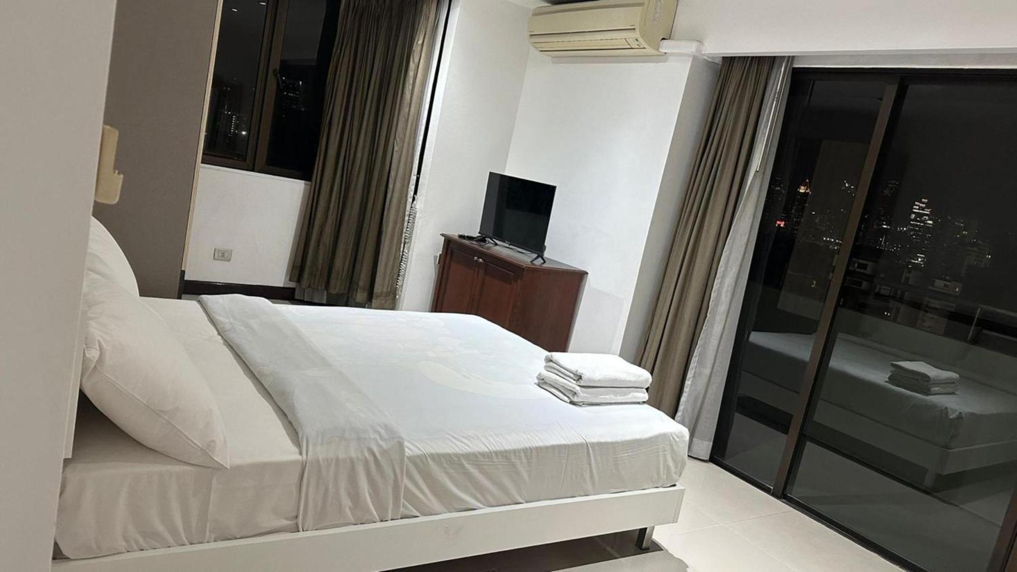 Affordable Serviced Apartments In Nana Omni Tower - Prime Sukhumvit Location 曼谷 外观 照片