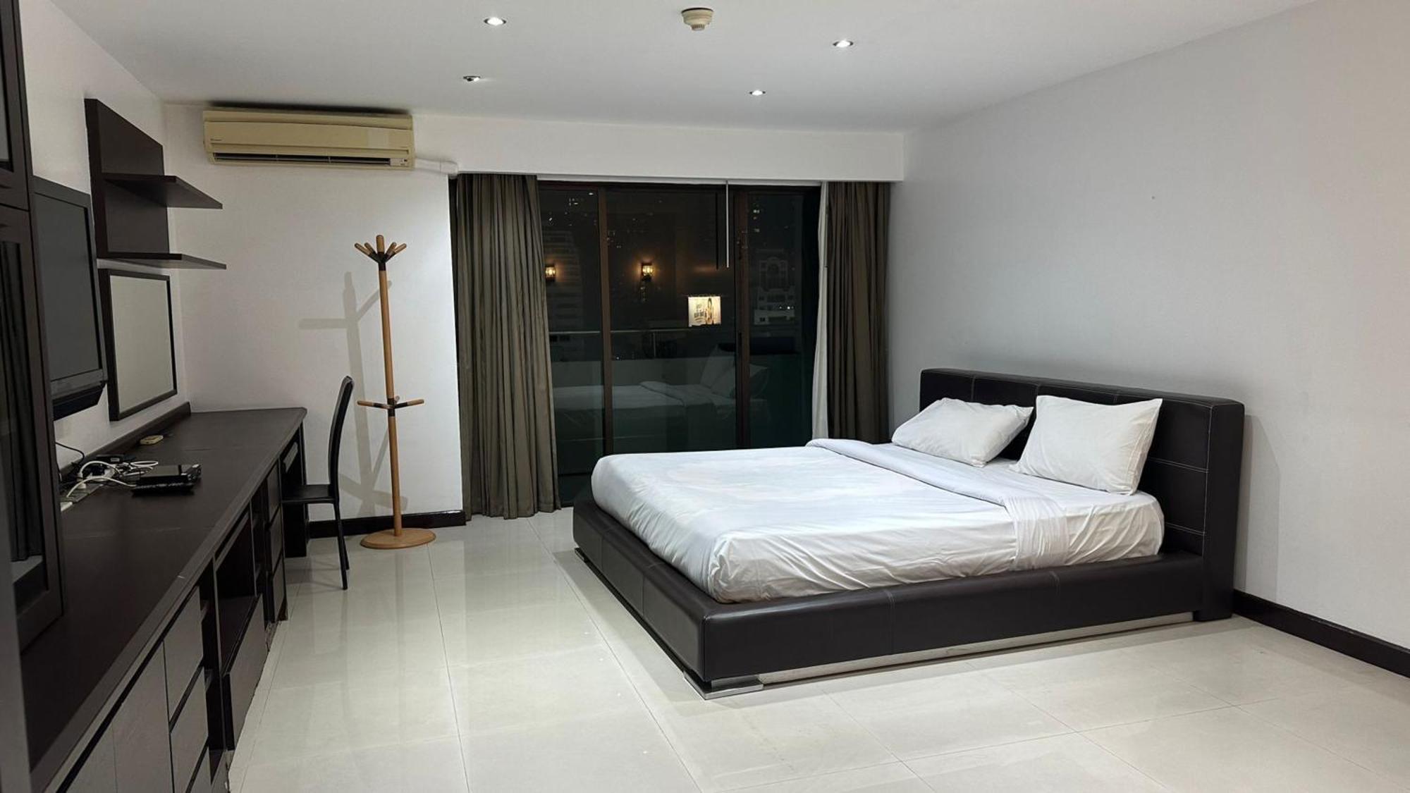 Affordable Serviced Apartments In Nana Omni Tower - Prime Sukhumvit Location 曼谷 外观 照片