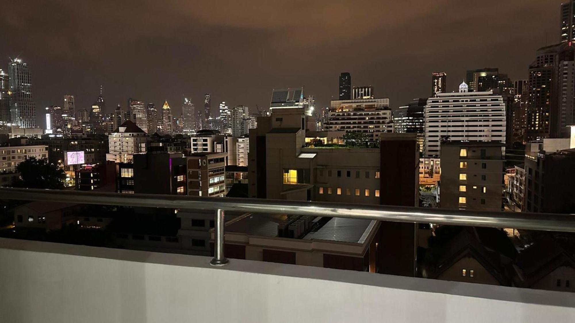 Affordable Serviced Apartments In Nana Omni Tower - Prime Sukhumvit Location 曼谷 外观 照片