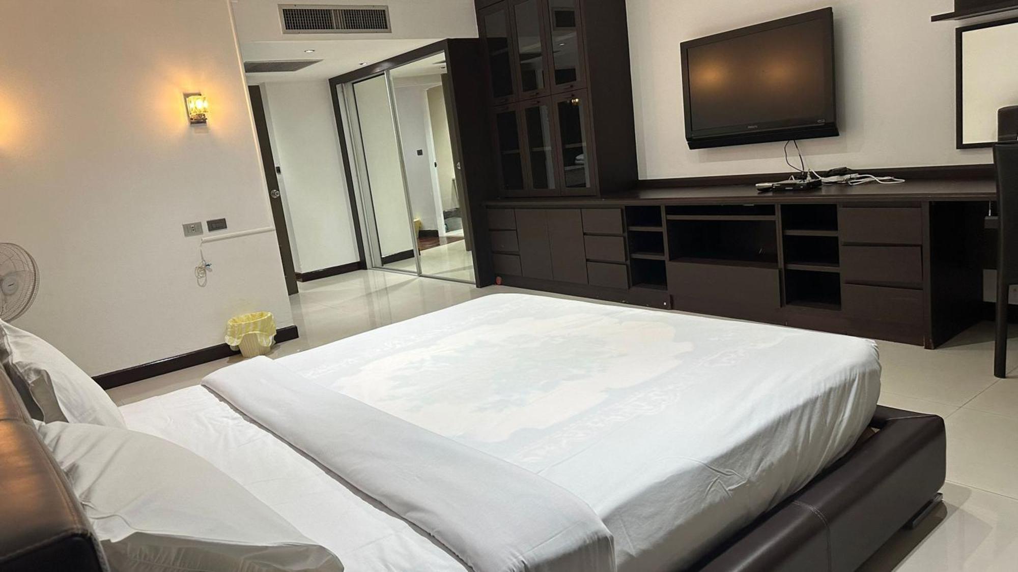 Affordable Serviced Apartments In Nana Omni Tower - Prime Sukhumvit Location 曼谷 外观 照片