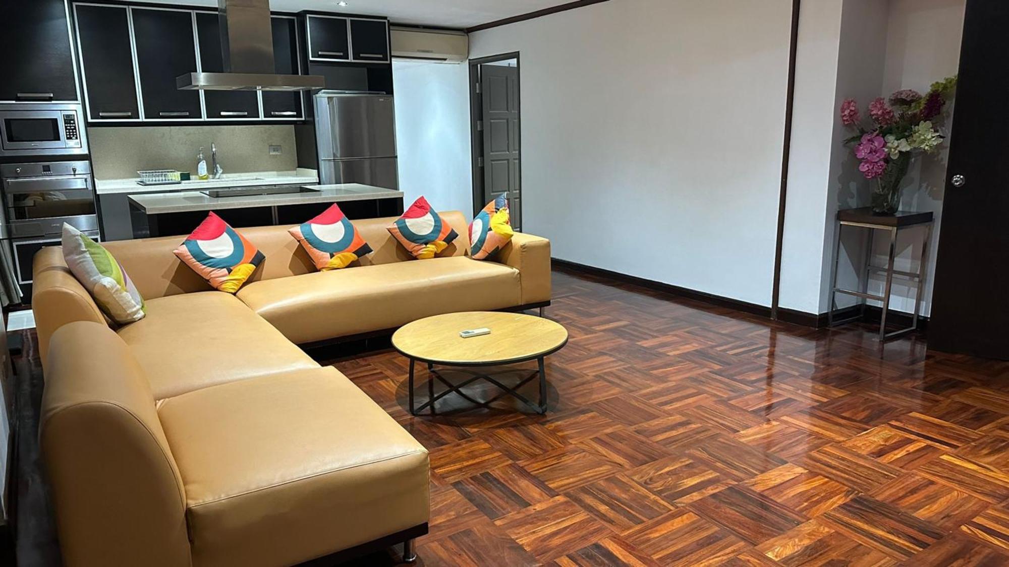 Affordable Serviced Apartments In Nana Omni Tower - Prime Sukhumvit Location 曼谷 外观 照片