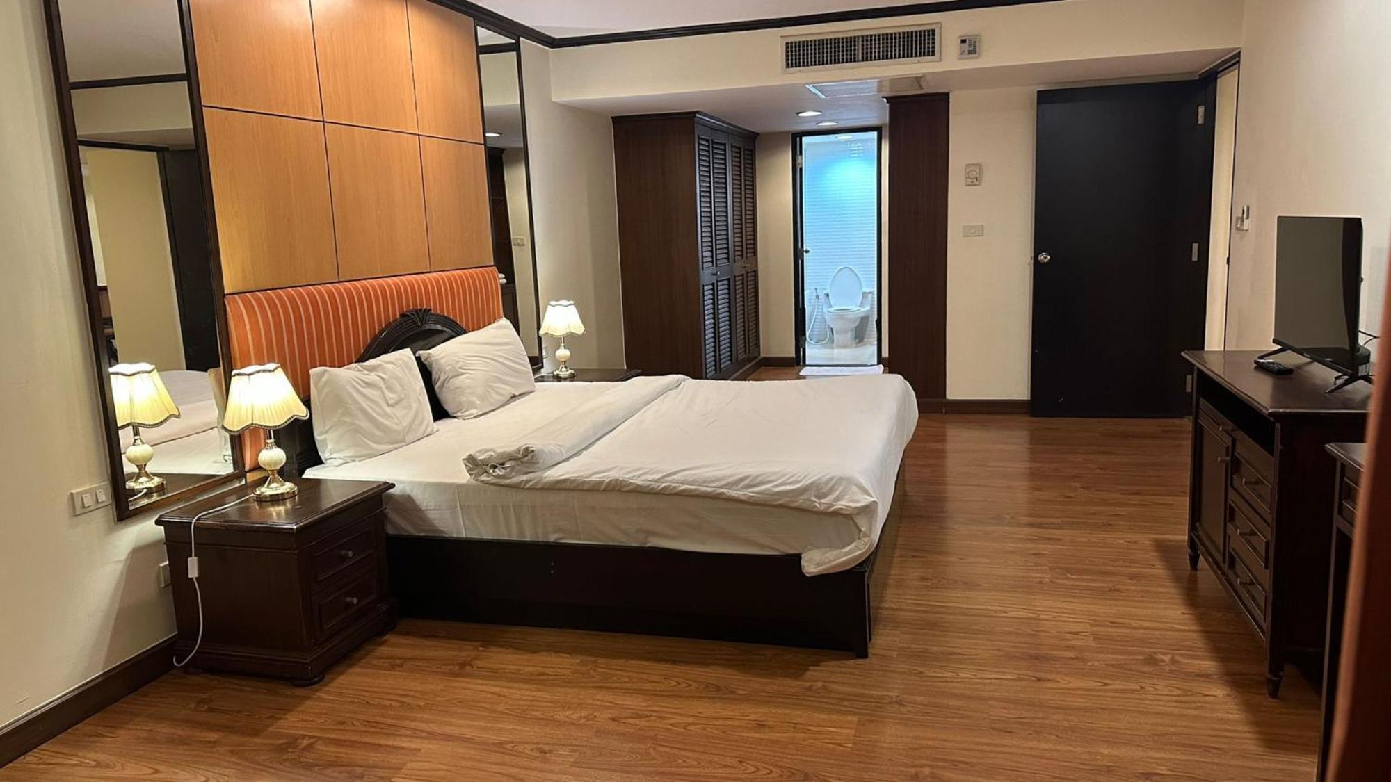 Affordable Serviced Apartments In Nana Omni Tower - Prime Sukhumvit Location 曼谷 外观 照片