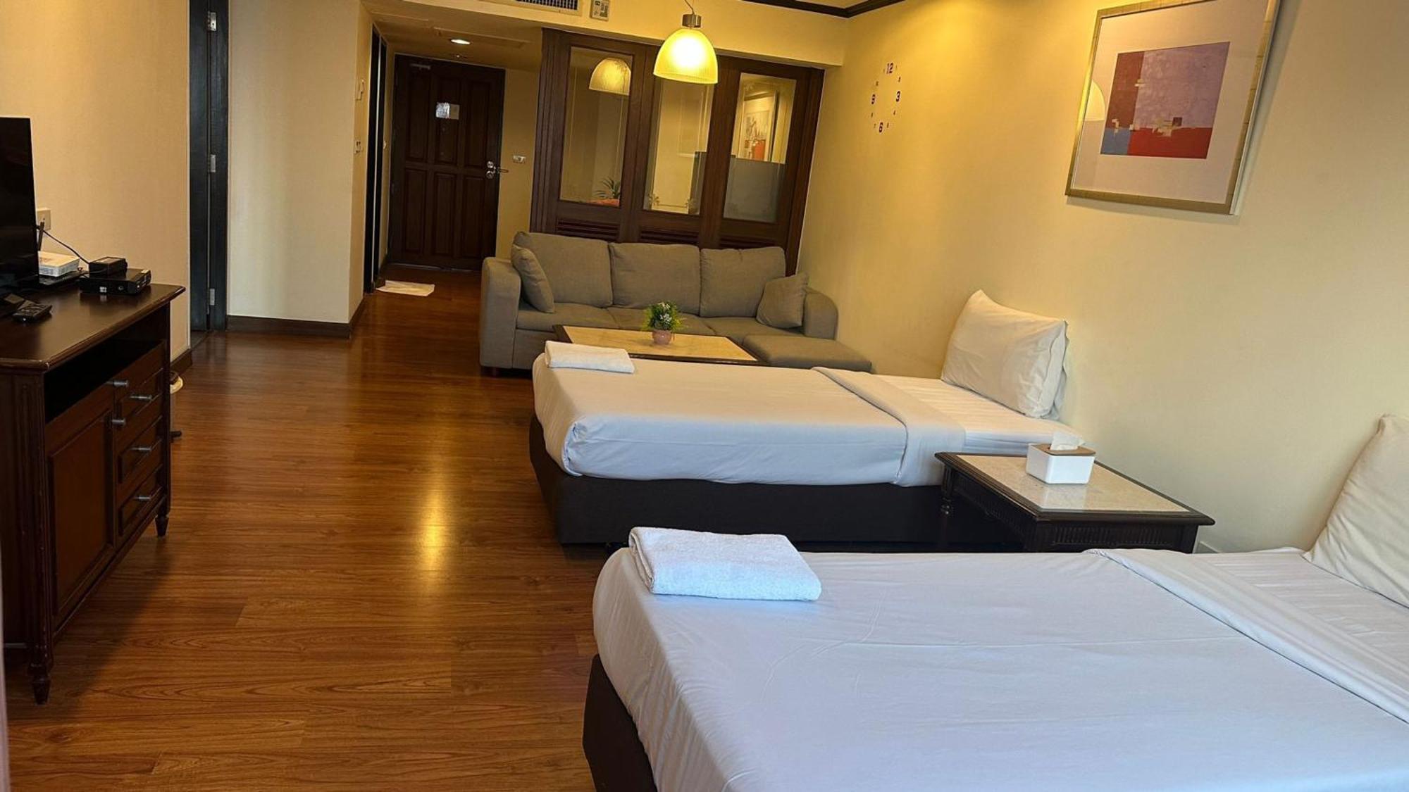 Affordable Serviced Apartments In Nana Omni Tower - Prime Sukhumvit Location 曼谷 外观 照片