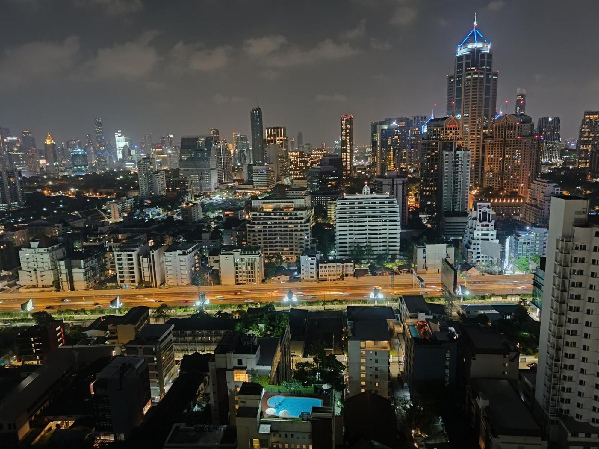 Affordable Serviced Apartments In Nana Omni Tower - Prime Sukhumvit Location 曼谷 外观 照片