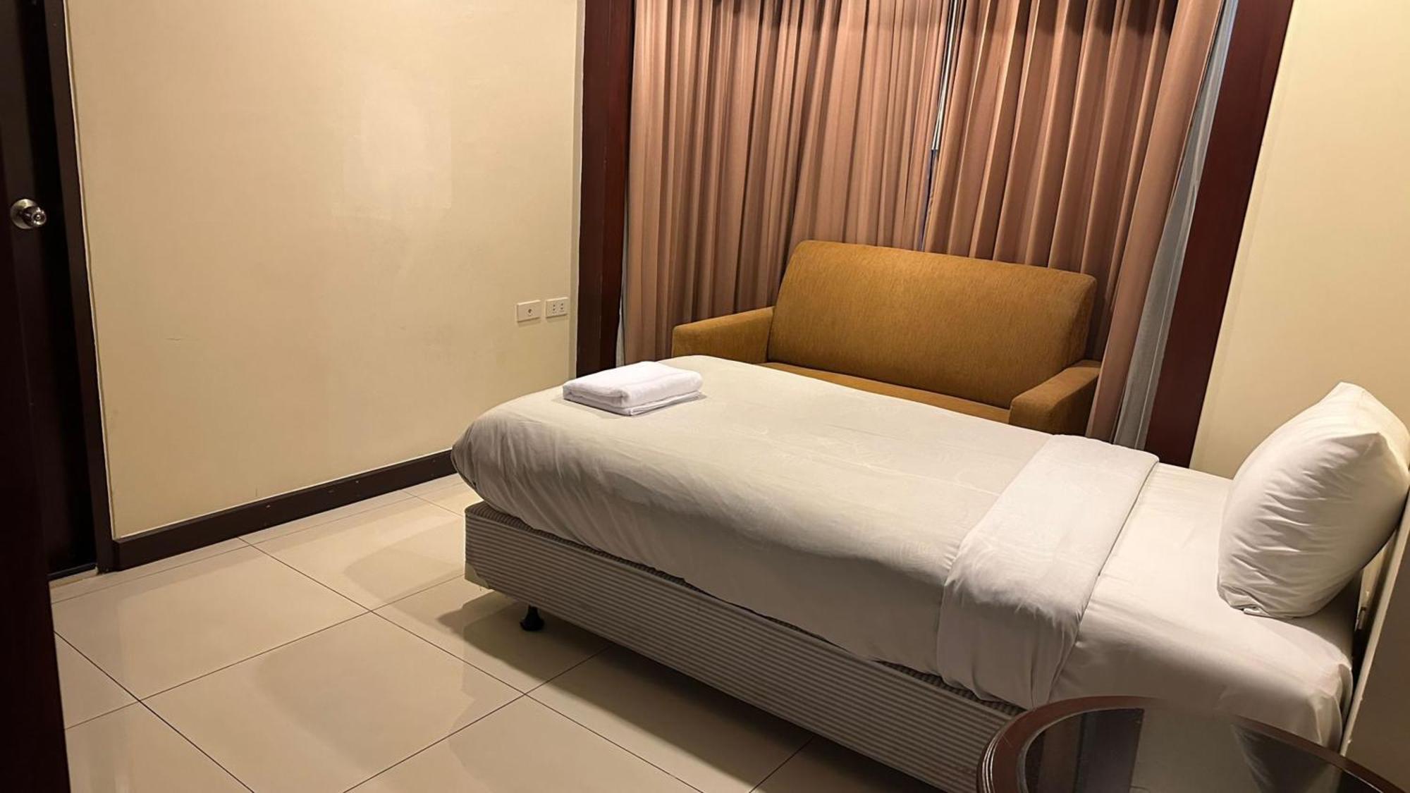 Affordable Serviced Apartments In Nana Omni Tower - Prime Sukhumvit Location 曼谷 外观 照片