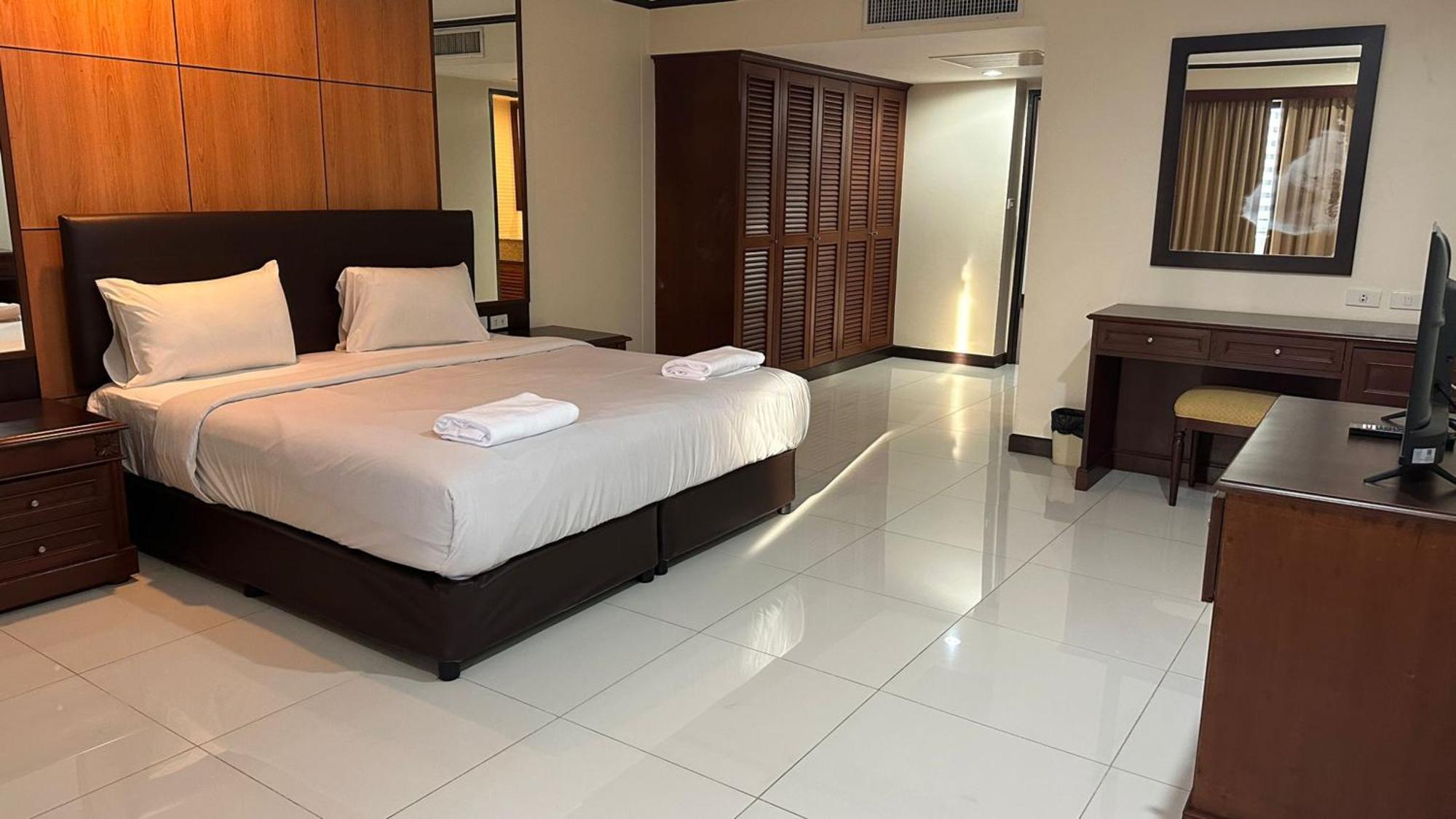 Affordable Serviced Apartments In Nana Omni Tower - Prime Sukhumvit Location 曼谷 外观 照片