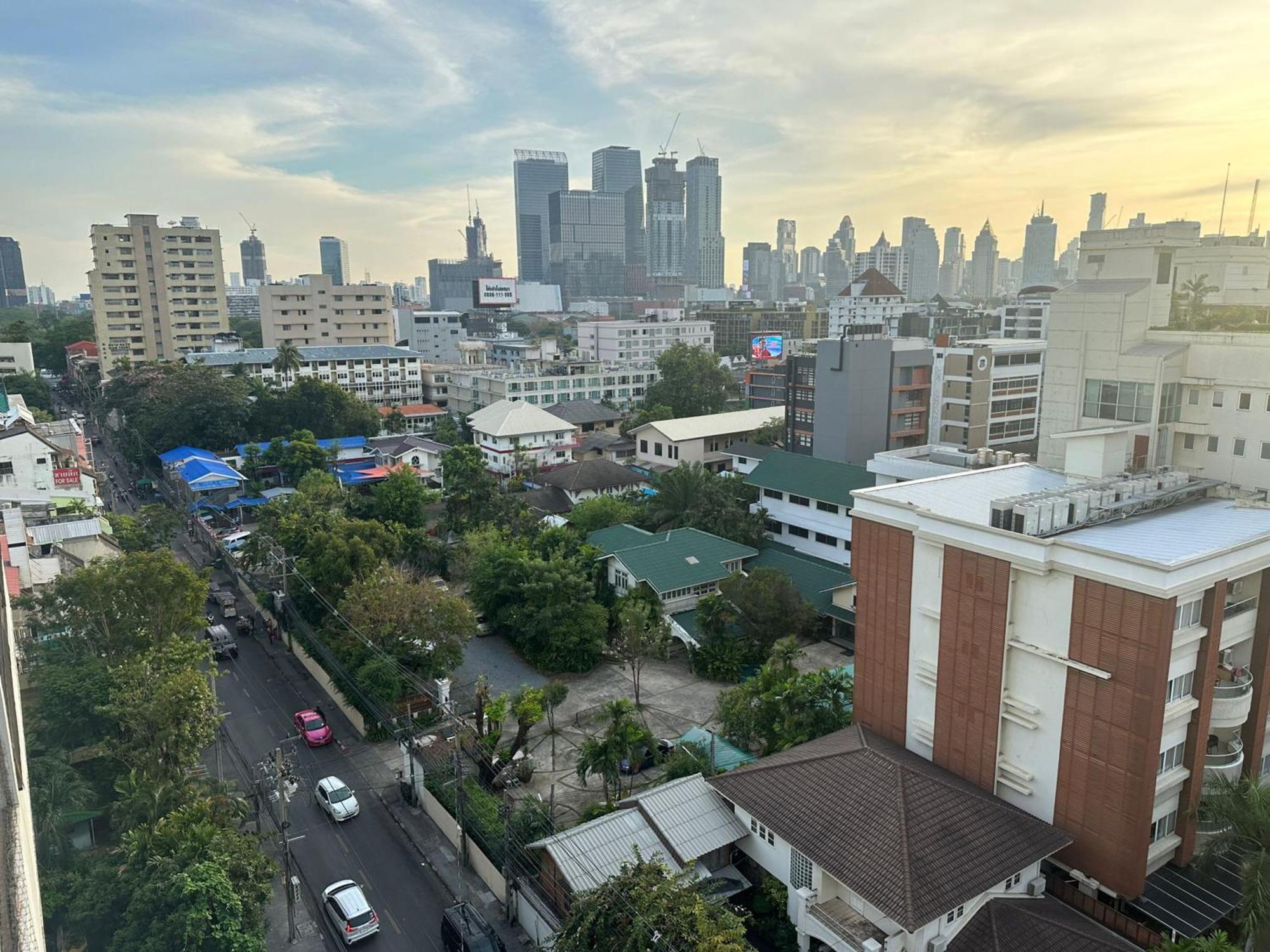Affordable Serviced Apartments In Nana Omni Tower - Prime Sukhumvit Location 曼谷 外观 照片