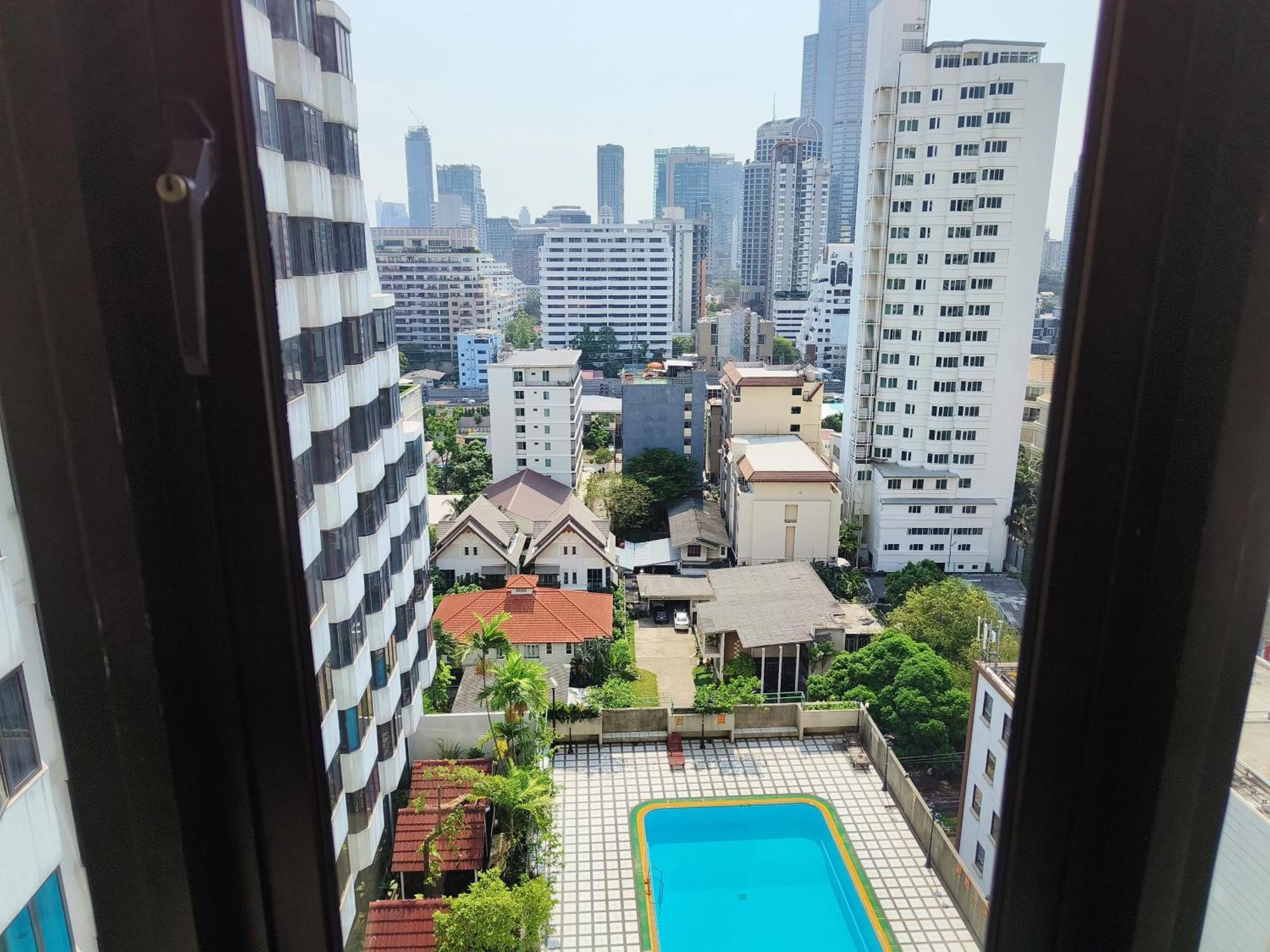 Affordable Serviced Apartments In Nana Omni Tower - Prime Sukhumvit Location 曼谷 外观 照片