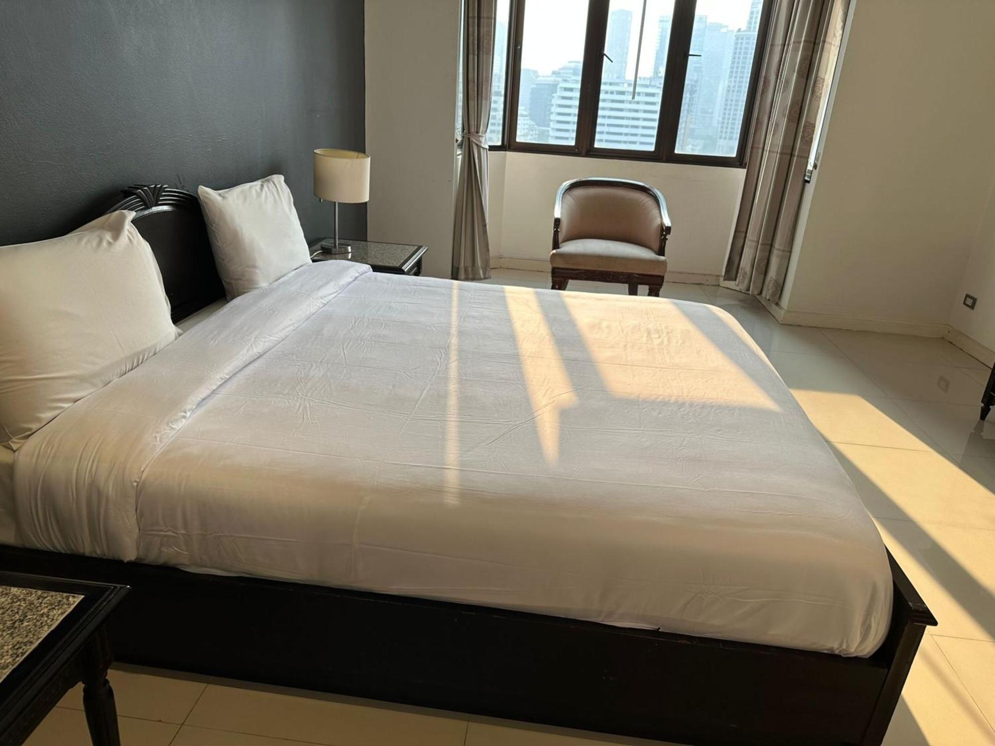 Affordable Serviced Apartments In Nana Omni Tower - Prime Sukhumvit Location 曼谷 外观 照片