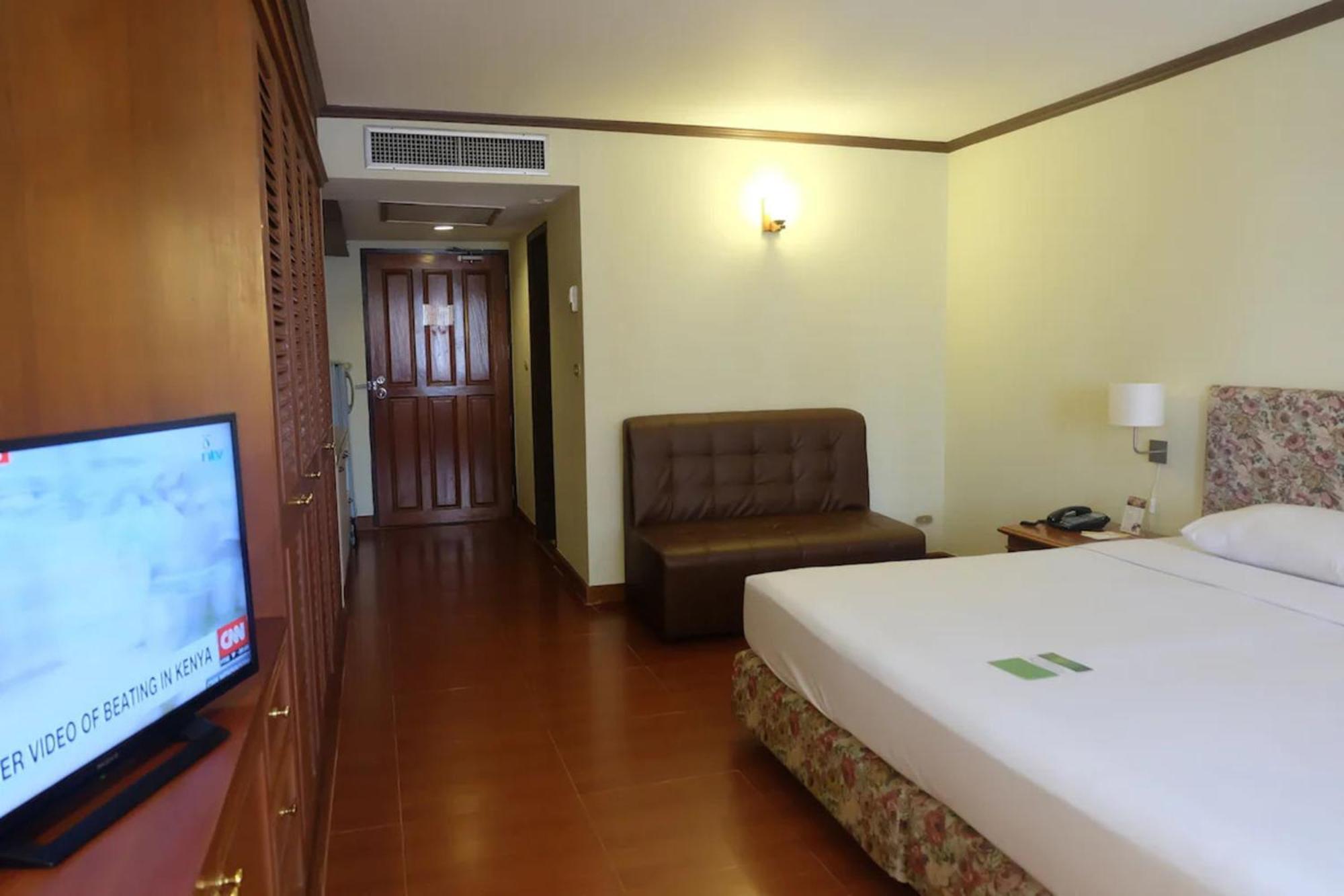 Affordable Serviced Apartments In Nana Omni Tower - Prime Sukhumvit Location 曼谷 外观 照片