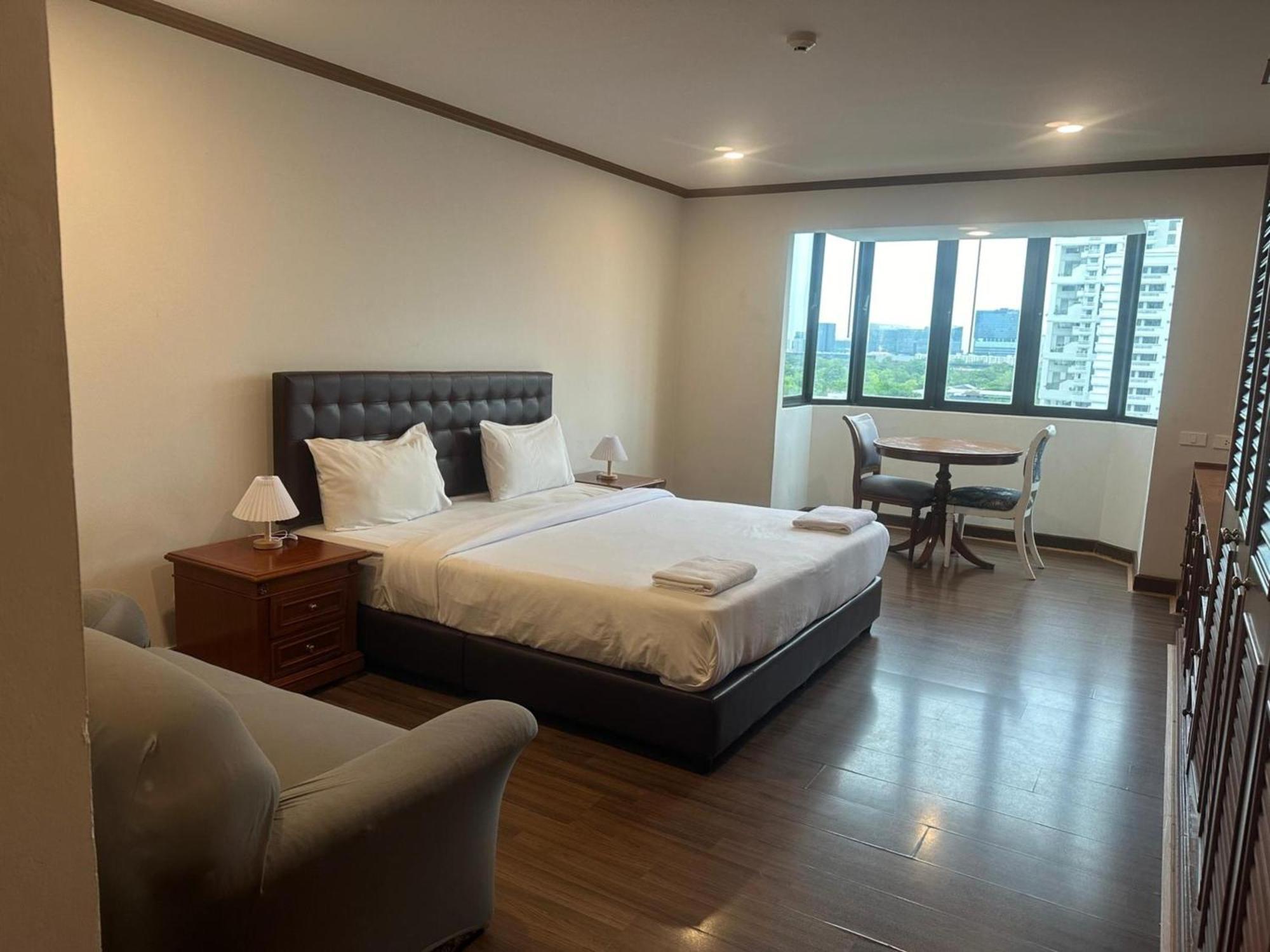 Affordable Serviced Apartments In Nana Omni Tower - Prime Sukhumvit Location 曼谷 外观 照片