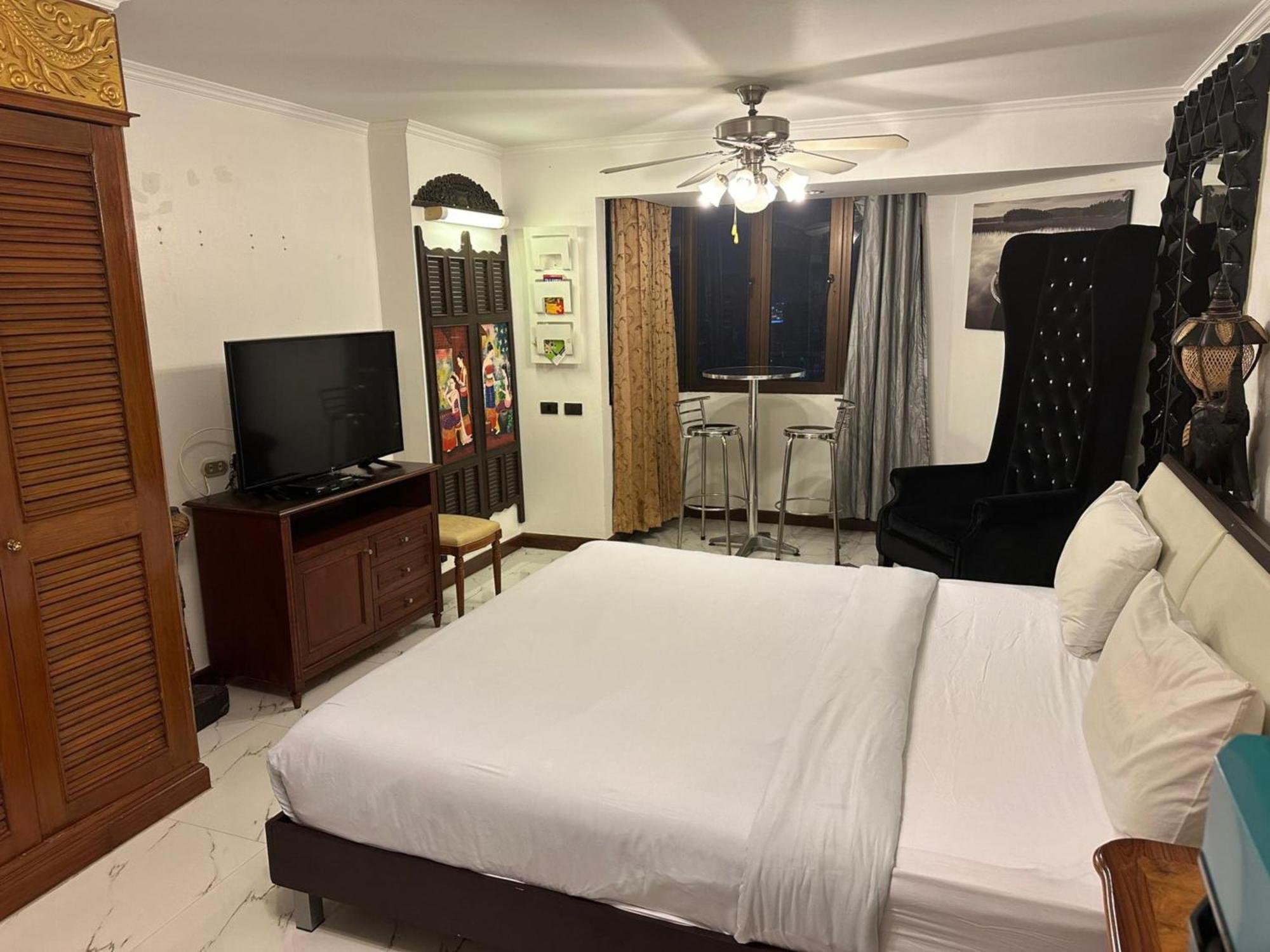 Affordable Serviced Apartments In Nana Omni Tower - Prime Sukhumvit Location 曼谷 外观 照片