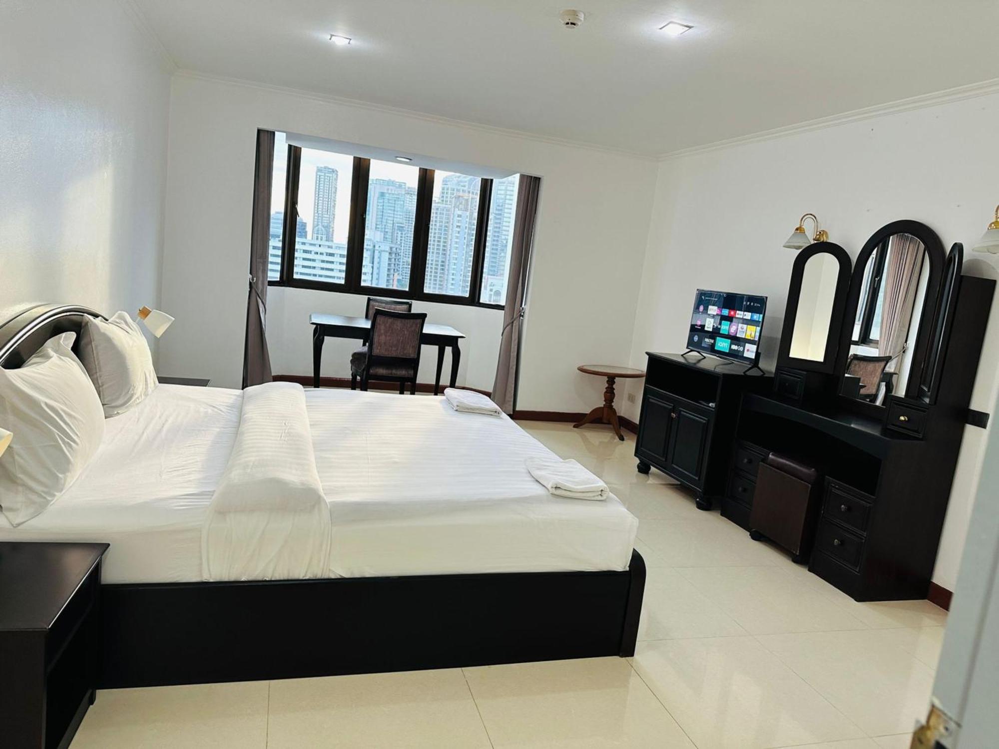 Affordable Serviced Apartments In Nana Omni Tower - Prime Sukhumvit Location 曼谷 外观 照片