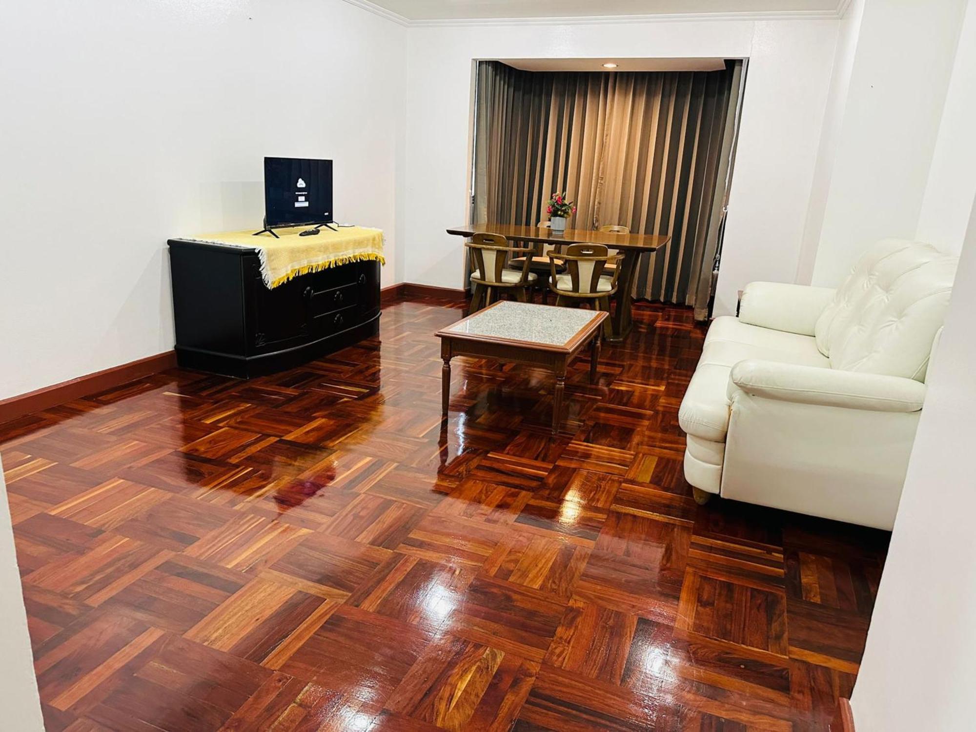 Affordable Serviced Apartments In Nana Omni Tower - Prime Sukhumvit Location 曼谷 外观 照片