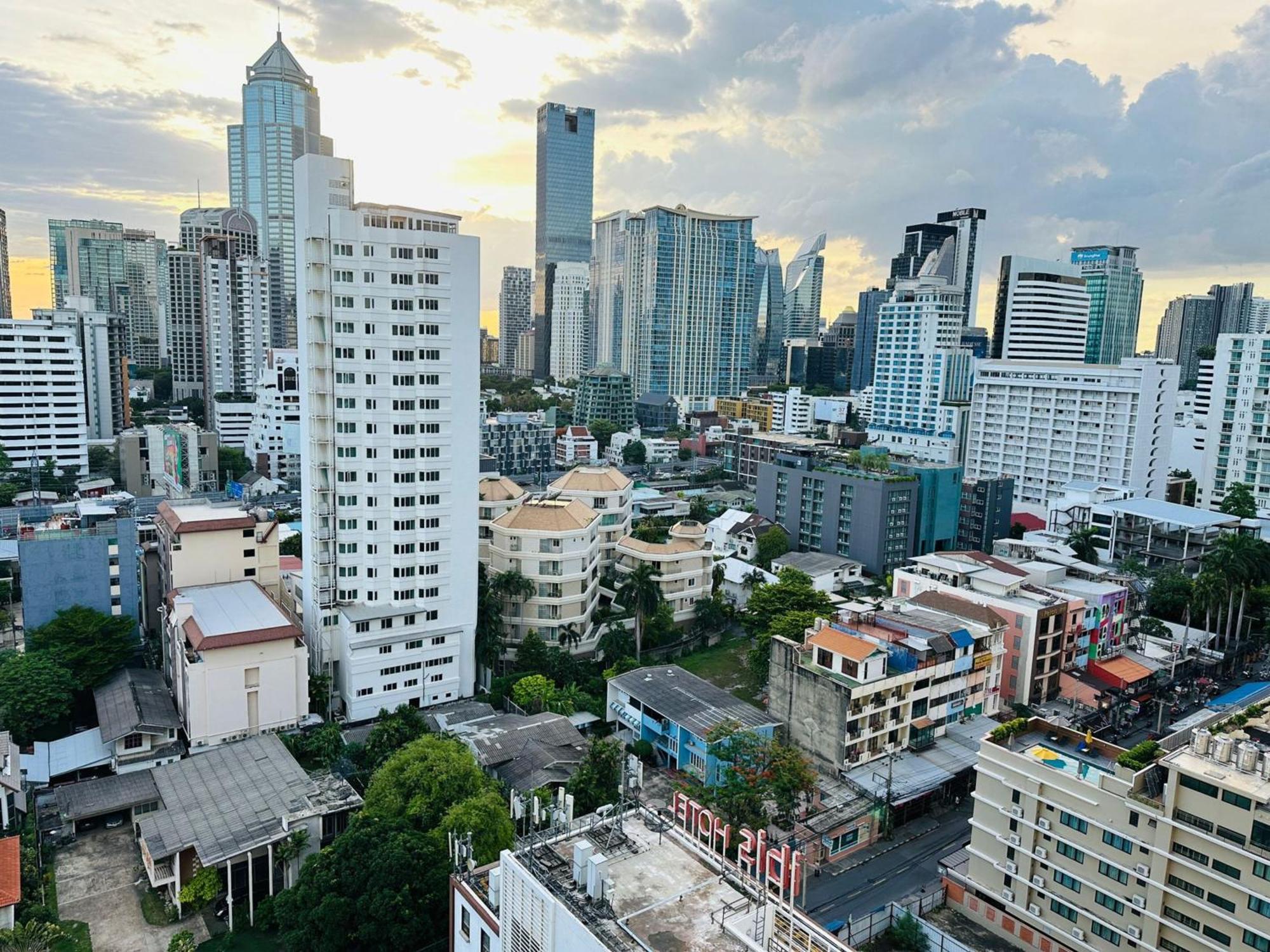 Affordable Serviced Apartments In Nana Omni Tower - Prime Sukhumvit Location 曼谷 外观 照片