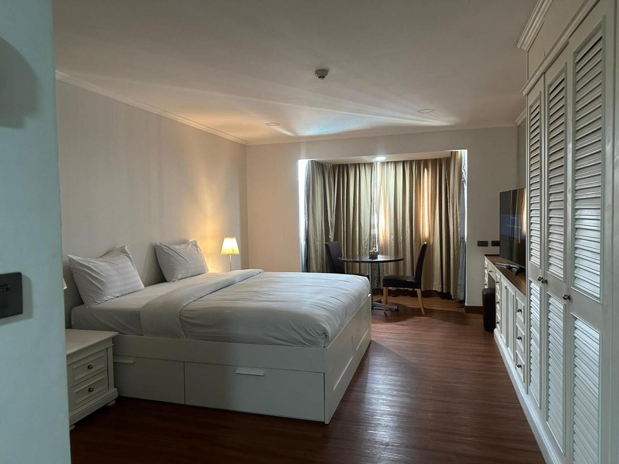Affordable Serviced Apartments In Nana Omni Tower - Prime Sukhumvit Location 曼谷 外观 照片