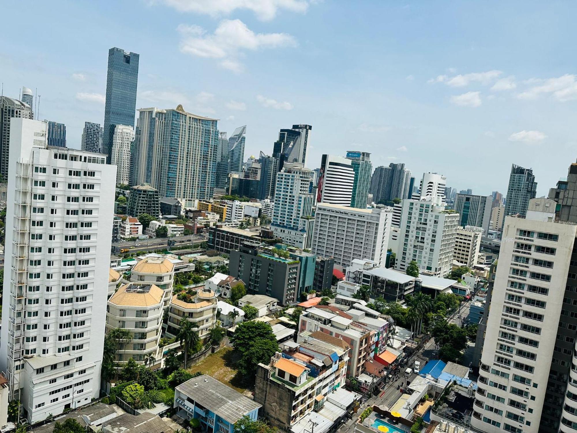 Affordable Serviced Apartments In Nana Omni Tower - Prime Sukhumvit Location 曼谷 外观 照片
