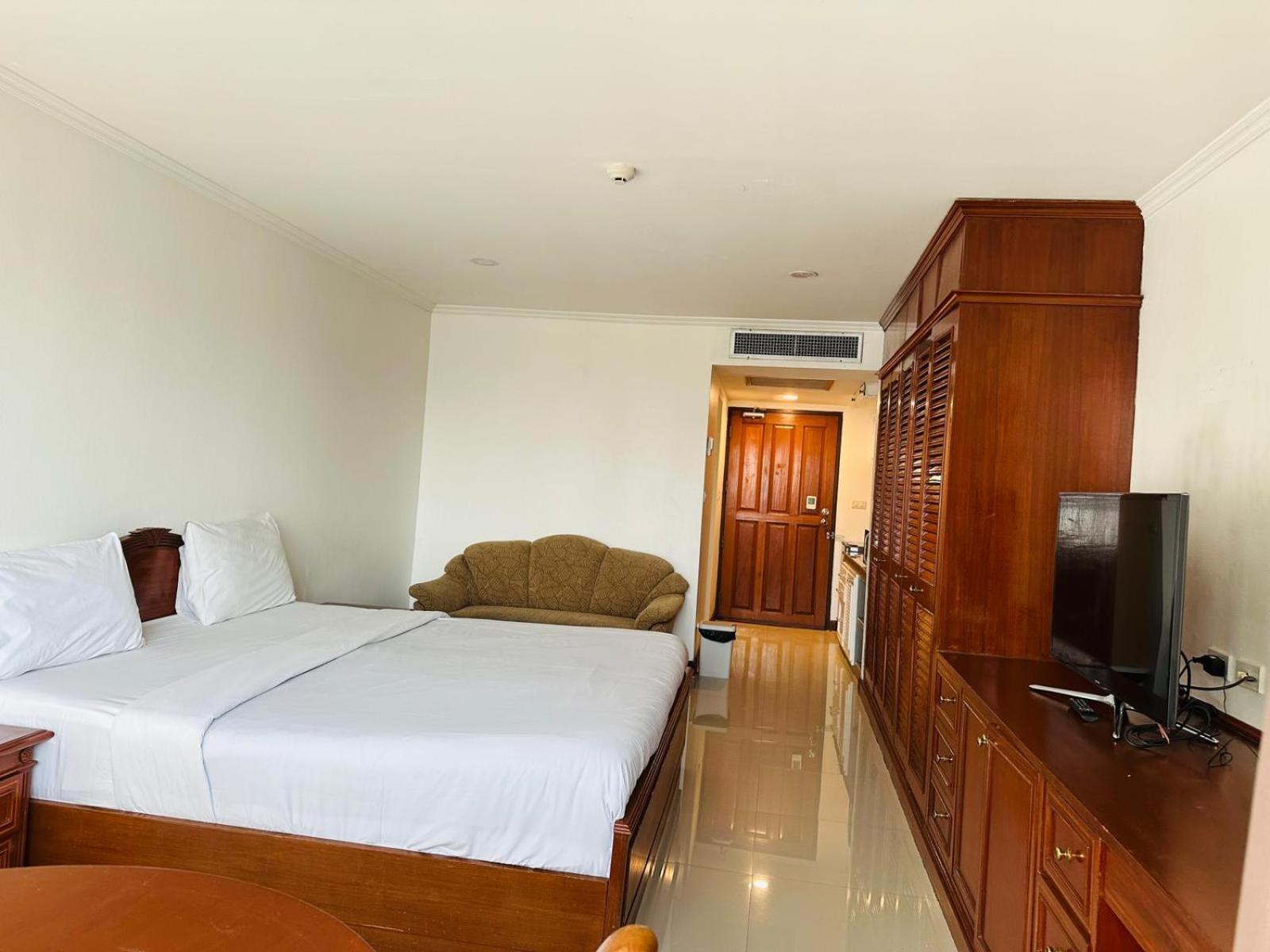 Affordable Serviced Apartments In Nana Omni Tower - Prime Sukhumvit Location 曼谷 外观 照片